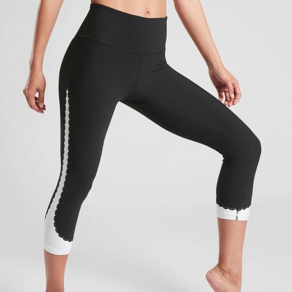 Athleta Women Black And White Elation Scallop Capri Athletic Leggings Size Small